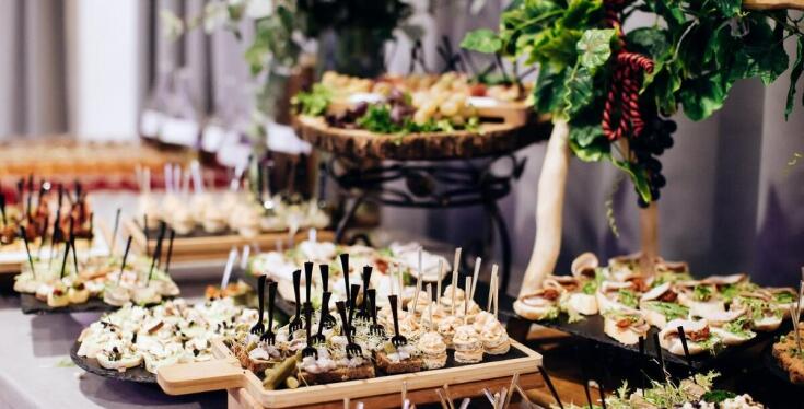 Menu bezglutenowe i wegańskie w ofercie cateringu okolicznościowego