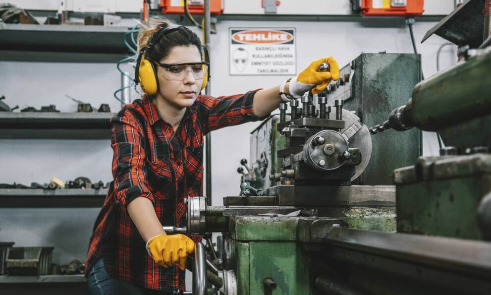 Dlaczego głośna praca frezarki wymaga natychmiastowej interwencji serwisowej?