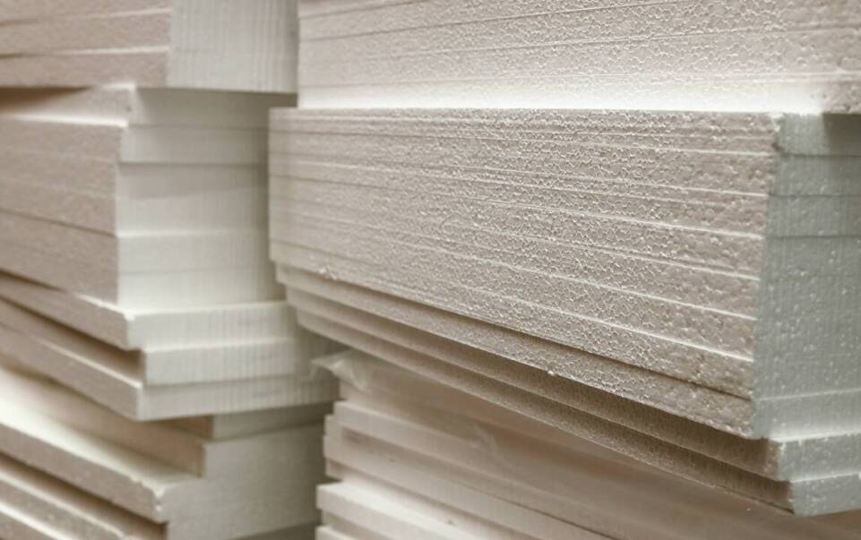 Jak montaż styropianu fasadowego wpływa na redukcję strat ciepła?