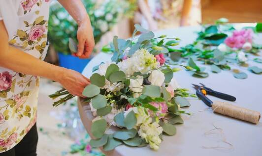 Jak podejść do wyboru bukietu ślubnego, aby odzwierciedlał osobowość pary młodej?