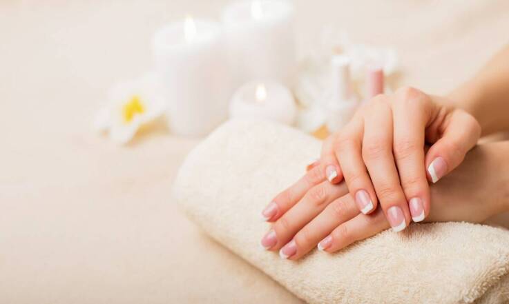 Manicure żelowy a hybrydowy – co wybrać w Trzebini?