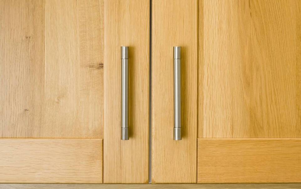 Porównanie uchwytów meblowych z metalu i tworzywa sztucznego – które są lepsze?