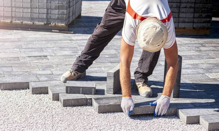 Jak profesjonalne usługi brukarskie wpływają na trwałość nawierzchni?