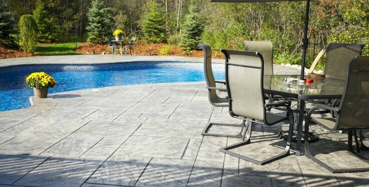 Jak trwałość niecek basenowych z tworzywa wpływa na ich popularność?