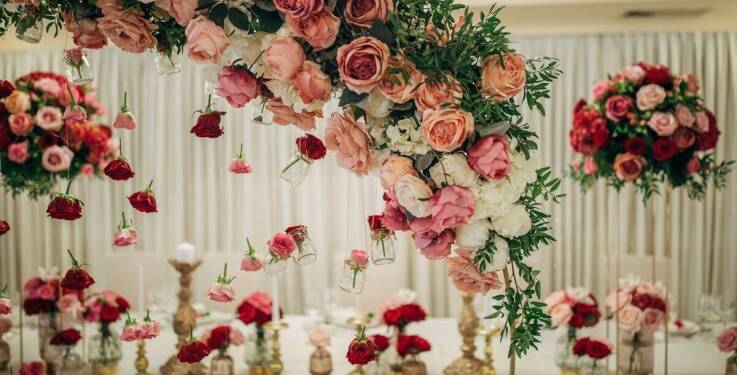 Dekoracje ślubne: Jakie trendy królują w aranżacji sali weselnej?