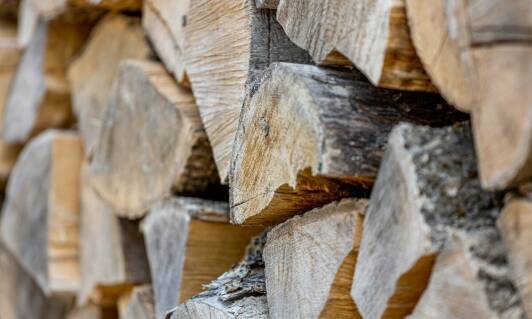 Jakie zastosowanie ma brykiet sosnowy w nowoczesnych systemach grzewczych?