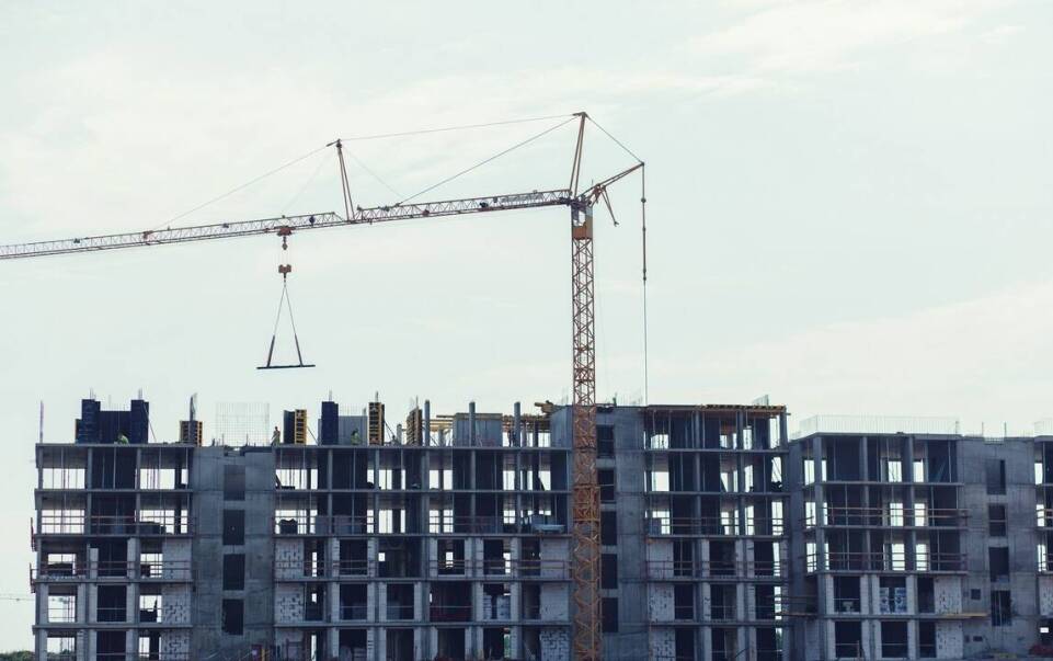 Korzyści z wynajmu dźwigów w kontekście zrównoważonego rozwoju