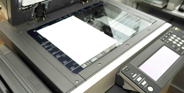 Jakie są typowe mity o drukarkach laserowych czarno-białych i jak je obalić?