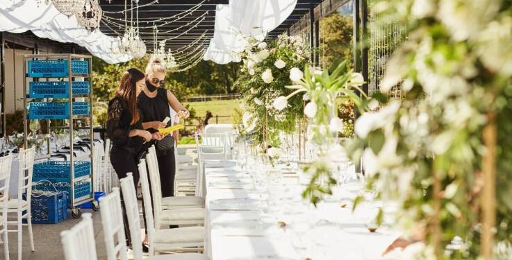 Wynajem namiotów a organizacja imprez integracyjnych