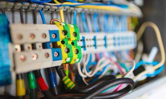 Rura osłonowa do kabli gładka a jej wpływ na bezpieczeństwo sieci telekomunikacyjnych