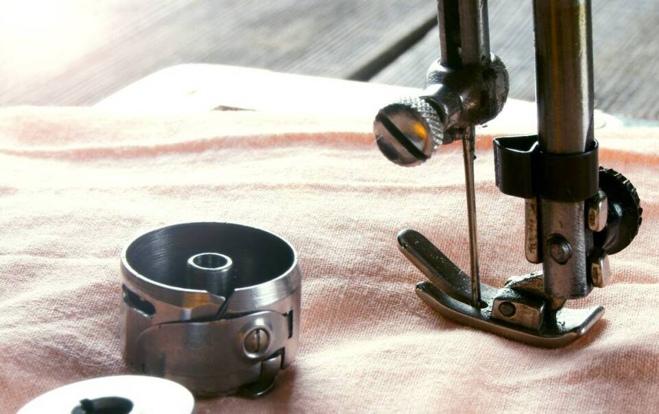 Igły do szycia delikatnych tkanin – co warto rozważyć?