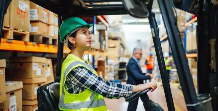 Jakie czynniki wpływają na cenę używanego wózka widłowego?