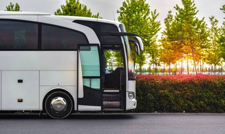 Jak zorganizować transport na wesele? Wynajem autokarów