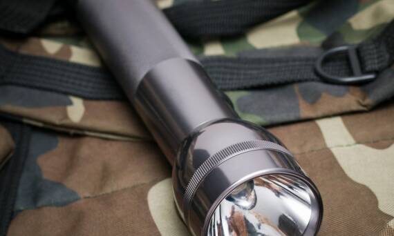 Latarka strażacka na różne warunki oświetleniowe: jak dostosować światło do potrzeb?