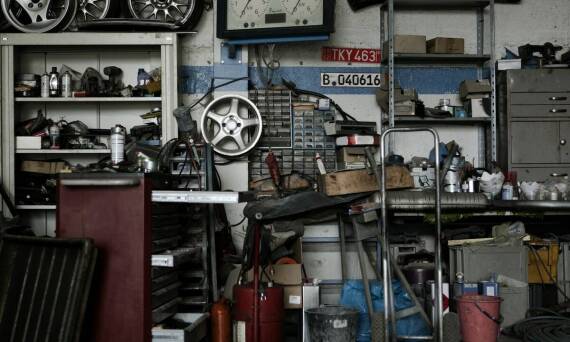 Używane regały metalowe: kluczowe cechy i zalety w codziennym użytkowaniu