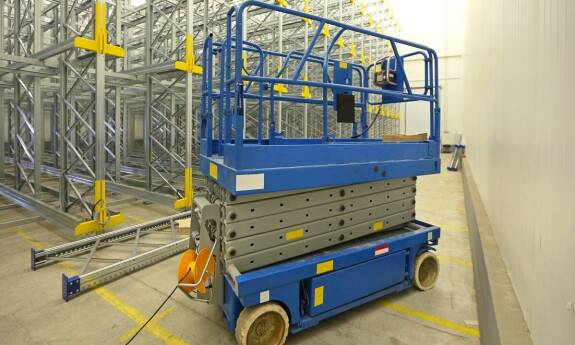 Zastosowanie podnośników nożycowych w pracach instalacyjnych - korzyści wynajmu