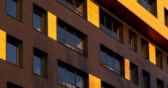 Czym wyróżniają się okna aluminiowe na tle innych materiałów?