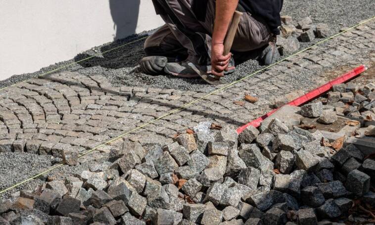 Jakie kruszywa budowlane stosuje się przy wyrównywaniu podłoża?