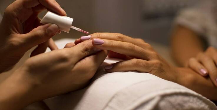 Pielęgnacja dłoni - jakie zabiegi oferuje kosmetyczka legnica?