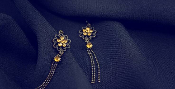 Kolczyki długie z cyrkoniami – jak wyróżnić się w tłumie?