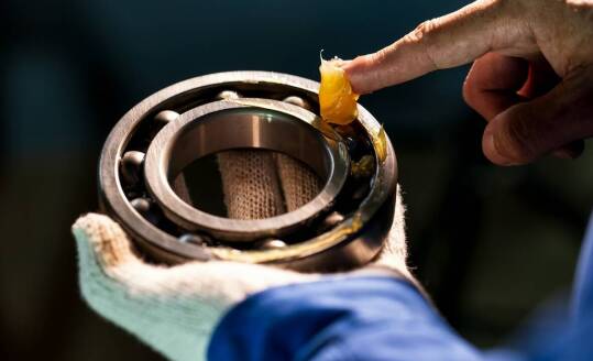 Jakie są zalety współpracy z lokalnymi dostawcami techniki smarowniczej?