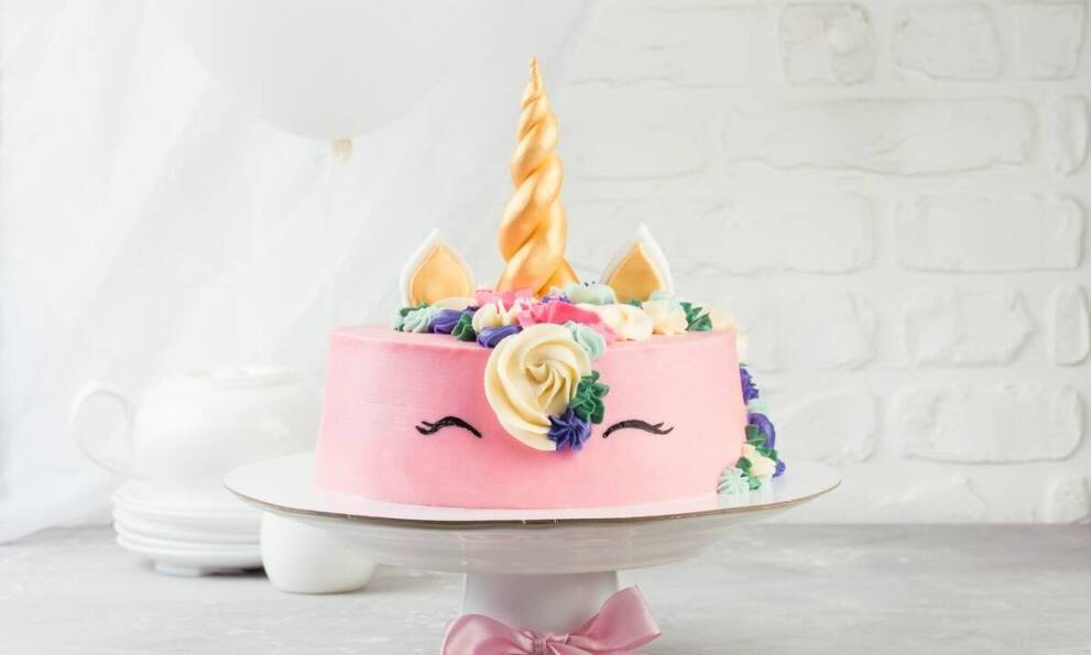 Jakie dekoracje z masy cukrowej sprawdzą się na torcie dla dziewczynki?