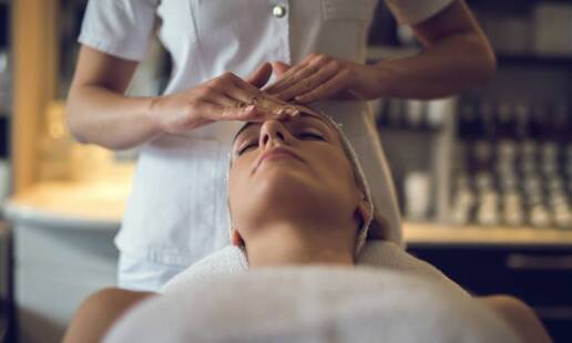 W jaki sposób szkolenia z masażu twarzy mogą wspierać regenerację skóry?