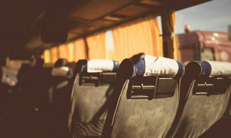 Dlaczego warto wybrać naszą firmę do przewozu osób na konferencje?