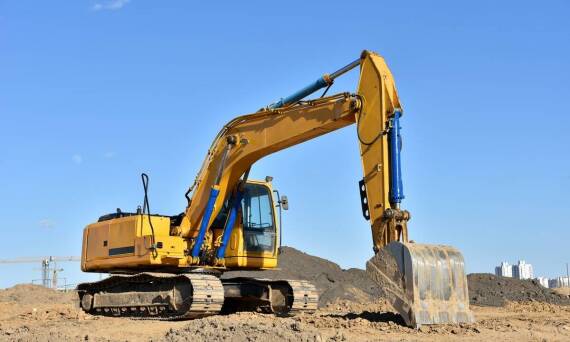 Koparki gąsienicowe w niwelacji terenu – dlaczego warto je wynająć?