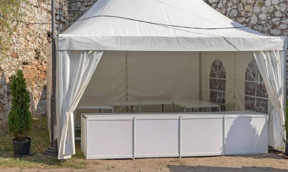 Jakie aspekty wpływają na decyzję o wynajmie hali namiotowej?