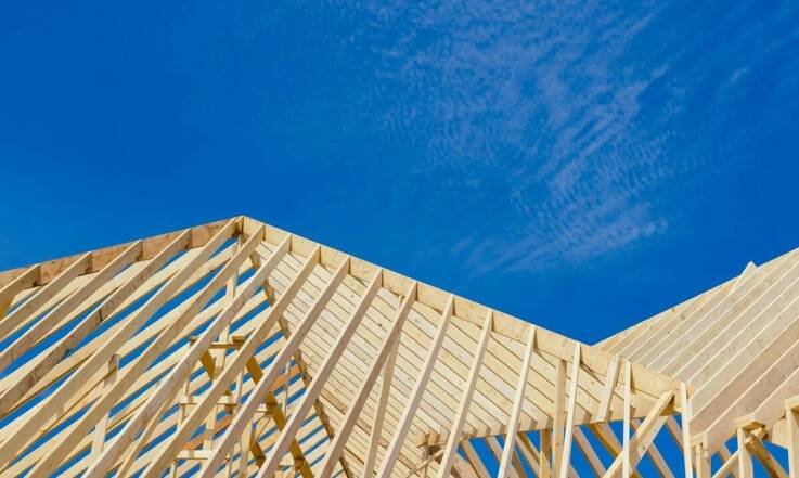 Jak prefabrykowana więźba wpływa na stabilność konstrukcji dachowych?