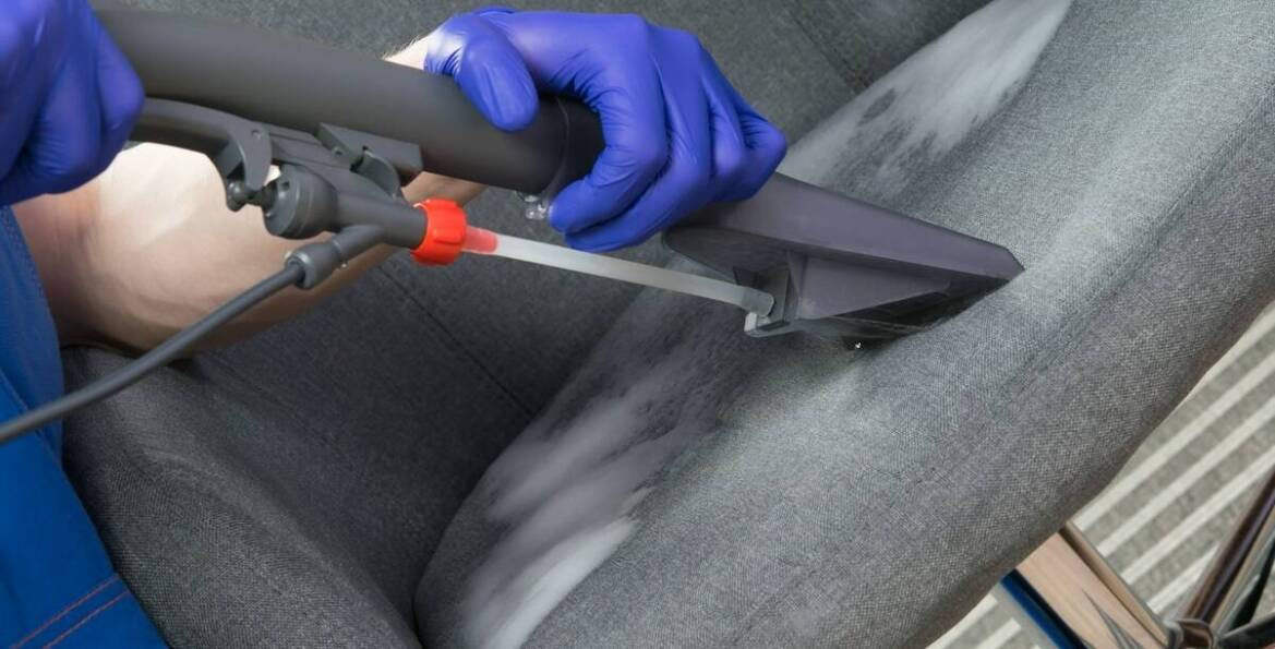 Czyszczenie tapicerki samochodowej – jak profesjonalna usługa wpływa na trwałość materiałów?