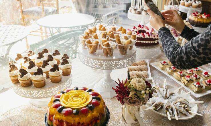 Słodki stół na wesele – jak zaskoczyć gości wyjątkowym candy barem?