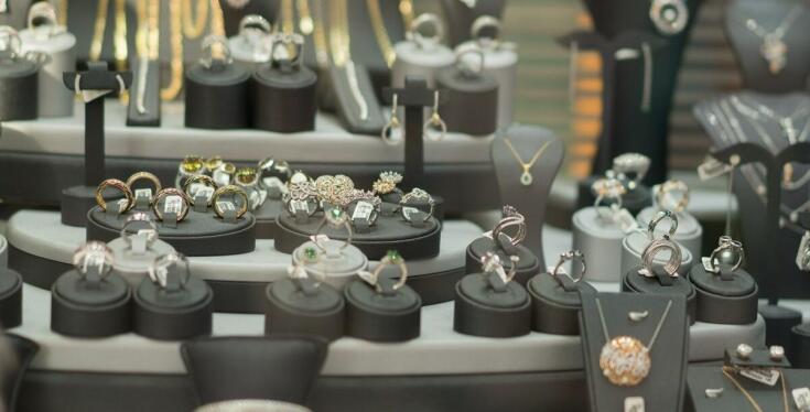 Dlaczego warto zainwestować w złoty łańcuszek z zawieszką od renomowanego jubilera?