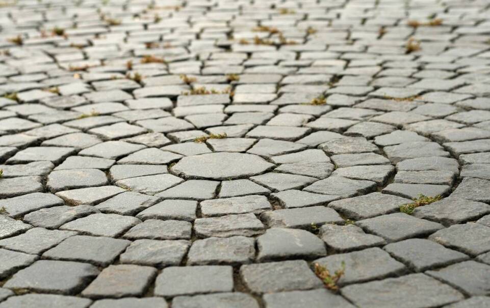 Jak układanie kostki brukowej wpływa na estetykę przestrzeni publicznych?