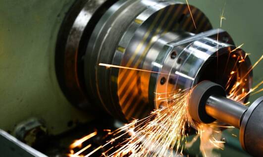 Co warto wiedzieć o obróbce metali przy produkcji konstrukcji stalowych?