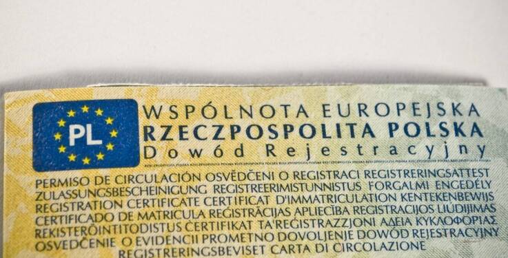 Jak karta pobytu wpływa na możliwość osiedlenia się w Polsce na stałe?
