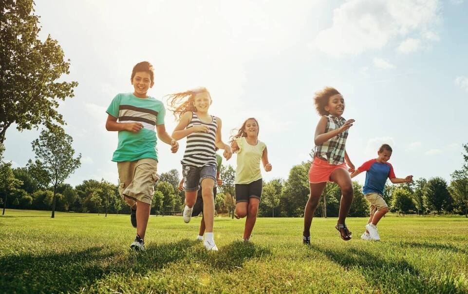 Jakie są najciekawsze trasy podczas obozów w górach dla młodzieży?