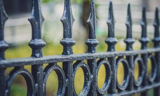 Przelotki blaszkowe a ich rola w zapewnieniu trwałości konstrukcji