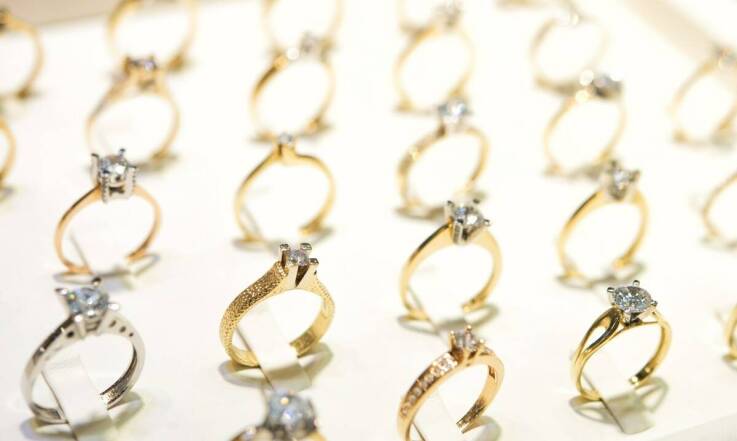 Naturalne brylanty w biżuterii: jak wybrać idealny pierścionek zaręczynowy?