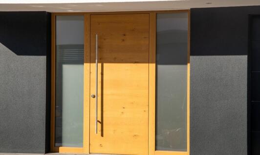 Wybór drzwi zewnętrznych drewnianych – co warto wiedzieć?