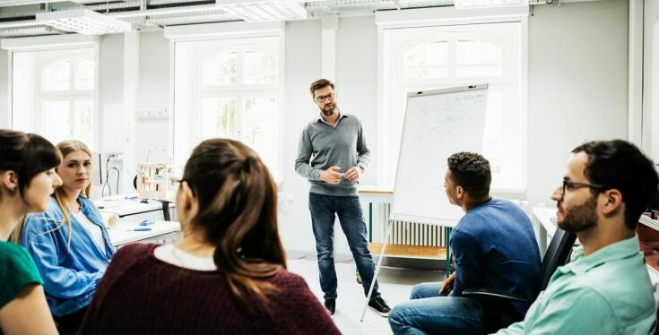 Jak szkolenia dla rad pedagogicznych pomagają zarządzać stresem w środowisku szkolnym?