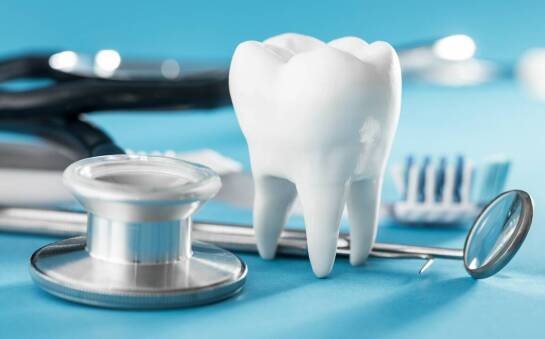 Wybielanie zębów u dentysty – jakie są korzyści i jak wygląda proces?