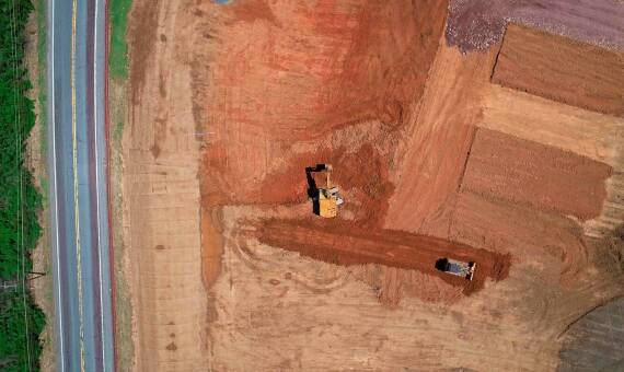 Jakie znaczenie mają usługi geodezyjne w procesie zakładania osnów realizacyjnych?