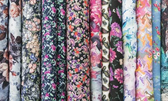 Tkaniny sukienkowe wizytowe – jakie materiały są idealne na letnie uroczystości?