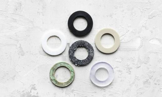 Jakie materiały dominują w produkcji kołpaków do Renault Scenic?