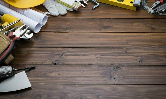 Rola odpowiednich narzędzi w procesie kładzenia gładzi na farbę olejną