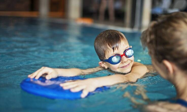 Dostosowanie programu nauki pływania do wieku i sprawności uczestników