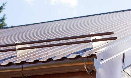 Jakie są kluczowe zalety blachy trapezowej powlekanej w zastosowaniach dachowych?