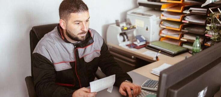 Transport dłużycy na budowy – jakie są kluczowe zasady?